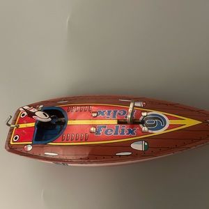 vintage collectible Felix the cat wind-up tin speedboat. In excellent condition.